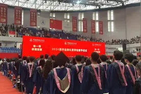 直击2024届中南财经政法大学毕业典礼：有母亲从广东赶来见证女儿毕业图片