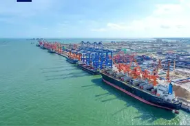 广西北海码头首次接卸4万吨级集装箱船舶图片