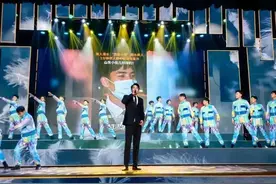 跳水救人的“领带小哥”上家乡春晚，直言“紧张到腿在抖”图片