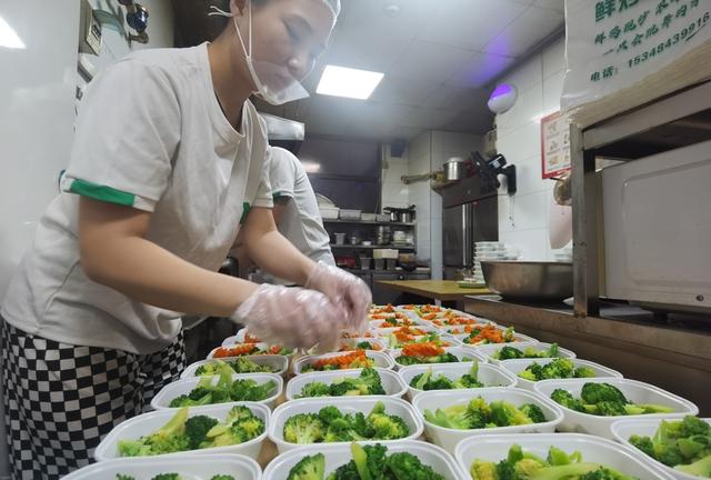 只做外卖不再“香”，平台却还扎堆布局，美团京东都说要开1万家