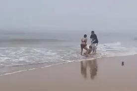 乘风破浪，54岁青岛阿姨背回溺水大叔图片