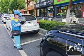 路面停车场泊管员：高温下的坚守，换来有序的停车图片