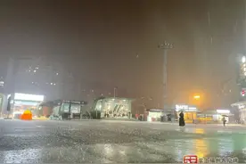 刚来福州没几天，他们却在地铁站住了一整晚……图片