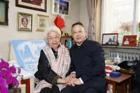 庄严看望“人民艺术家”国家荣誉称号获得者田华图片