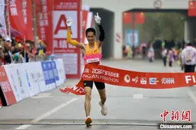 2024广安马拉松赛开跑 中国选手黄菲刷新女子全马纪录图片