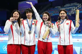 中国队夺得巴黎奥运会女子百米自由泳接力铜牌并打破亚洲纪录图片