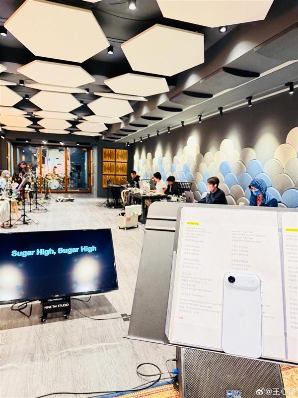 王心凌晒自拍照：新换的iPhone Air抢镜