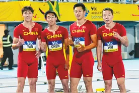 中国队第五位跑进10秒10的男子百米运动员陈佳鹏——握紧接力棒，全力向前冲图片