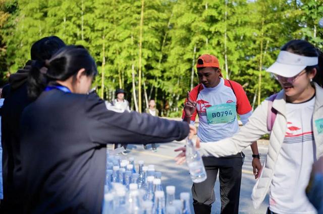 参赛选手激情攀登，工作人员实力 “护驾”——2025年第二十一届中国黄山登山大会侧记