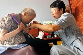 胜似“亲母女”，兖州好儿媳毛宏霞十九年如一日照顾瘫痪婆婆图片