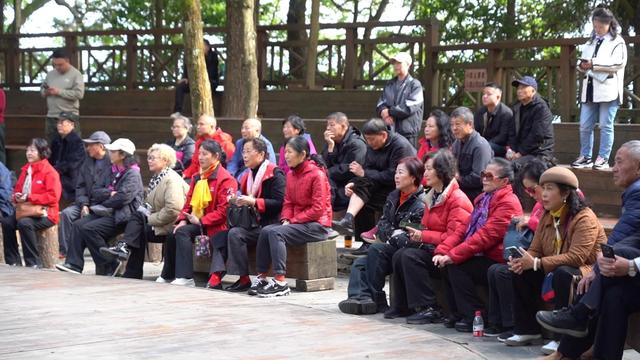 暖冬寻趣!贵州从江岜沙景区阳光相伴,民俗盛宴引