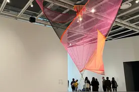评展｜惠特尼双年展：虚张声势的“大”，缺少灵魂的AI图片