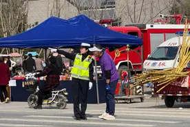 周至公安：楼观古庙会背后的安全守护图片