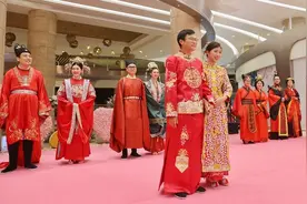 七夕之夜杨浦滨江上演历代“婚服秀”，新人获颁“一纸婚书”图片