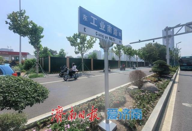彩色骑行道亮相济南工业南路