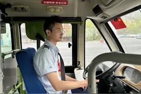 是司机、熟人，更是城市出行的守护人！三位90后成小巷公交主力图片