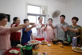 中秋节，我和亚运首金邹佳琪吃了顿桐庐菜，再次看了看她的双手图片