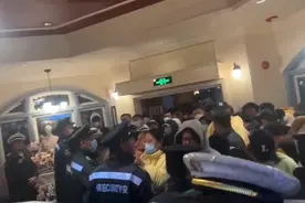 在上海迪士尼排队8小时买包被告知卖光，网友提出质疑图片