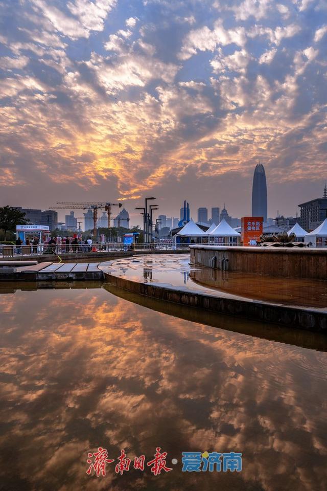 一年四季 泉在济南丨泉城广场日落余晖，绘就城市醉美画卷