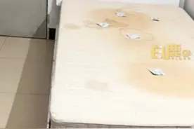 女孩租房一年反复过敏发现床垫大面积发霉，当事人：吃了好多药也不见好，最近晒床品才发现，人都懵了图片