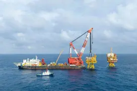 总重近1.4万吨 海油工程2座无人智能平台完成海上安装图片