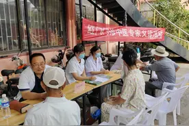 泰安市中医医院专家团队“赶早市” 健康服务送到家图片