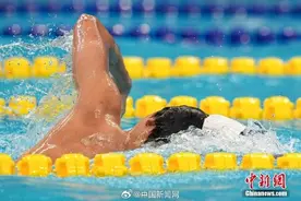 泳帽没有跟上费立纬的速度图片