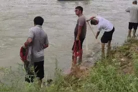 “百舸”争流忙抓鱼，“天罗地网”捕野趣！图片