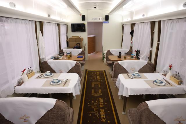 上海西站首列新疆旅游列车今发车，系重建后首列驶出长三角的旅游列车