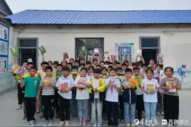 畅游书籍海洋！壹点公益为山区学校捐赠爱心图书图片