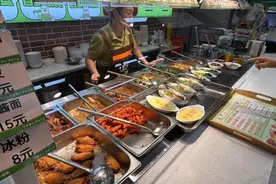 高温催生新就餐方式  北京社区食堂成年轻人“新厨房”| 夏日经济青观察图片