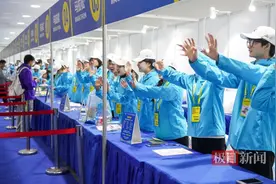 2025武汉马拉松迎来首个参赛选手报到日图片