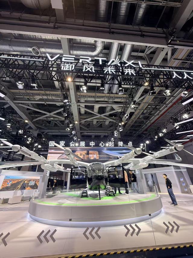 10分钟到上海五大新城 沉浸式体验“打飞的” eVTOL适航争夺战直指2027｜进博会观察
