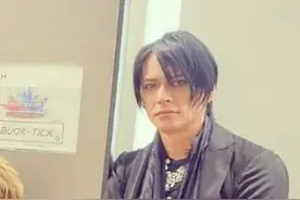 知名歌手演唱会上突发脑出血，不幸离世！医生提醒图片