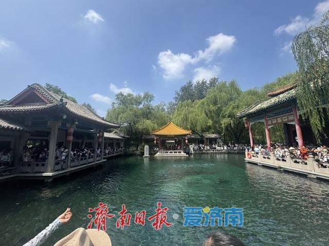 一年四季 泉在济南丨初秋趵突泉畔游人如织 泉城美景引客来