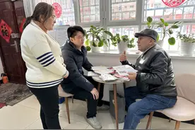 公益达人丨他无偿献了30余年“熊猫血”，证书攒了30多本图片