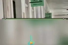 网友拍下新学年一年级班号牌，一年级(43)班!!!!网友:不多，我儿子一年级(74)班！哈哈1班到家吃着饭了，43班还没出校门图片