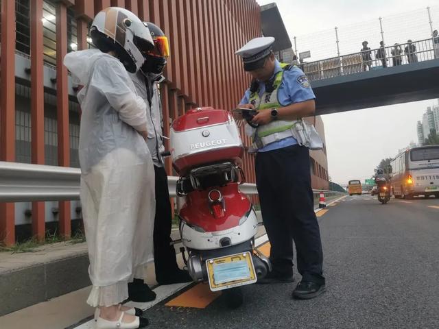 京通快速路，一个小时查处25辆！北京交警开展专项整治！