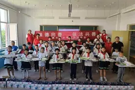 中华慈善日 爱心助学在行动图片