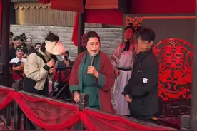 “王婆”一哄而上，别让流量消解相亲严肃性 | 新京报社论图片
