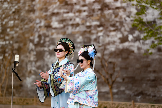 从王府井到故宫：Z世代在北京圆“格格梦”