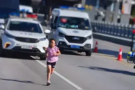 父亲带10岁女儿“蹭跑”马拉松：组委会曾劝阻，女孩身体无异常图片