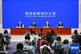 潘功胜回应美联储降息：人民币汇率贬值压力明显缓解图片