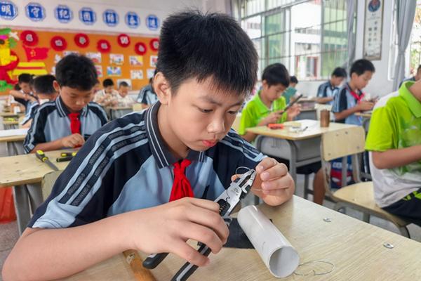 “鑫利华杯”西乡塘区青少年科技运动会成功举办