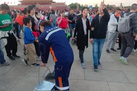 天安门广场环卫工日行超4万步保清洁图片