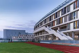 这所学校招聘教师啦图片