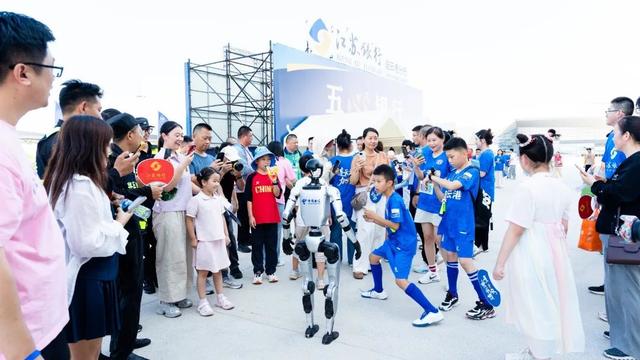 连云港电信5G机器人燃爆“苏超”赛场！电信AI科技闪耀港城绿茵场