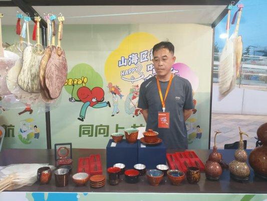 第35届青岛国际啤酒节：志愿服务为 “山海匠韵・哈皮手造荟” 注入温暖力量