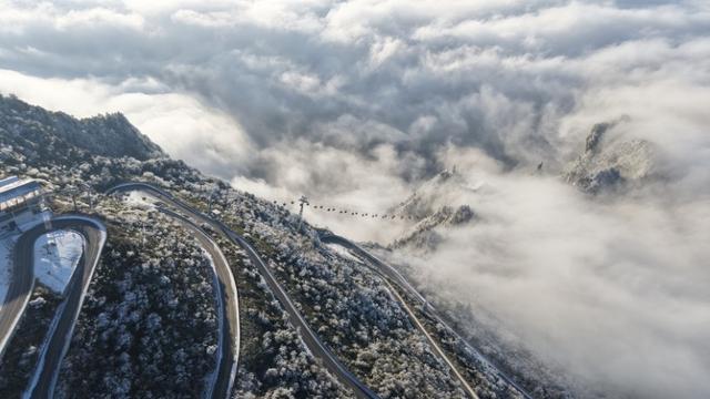 大巴山里惊现“天宫”，云雪映衬好“光景”