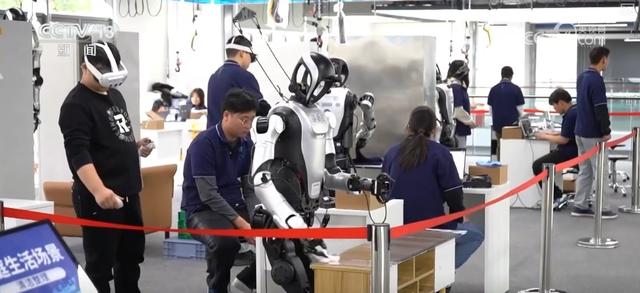 撸猫、喂养、夹豆腐，不在话下！人形机器人应用场景遍地开花 催生消费新业态